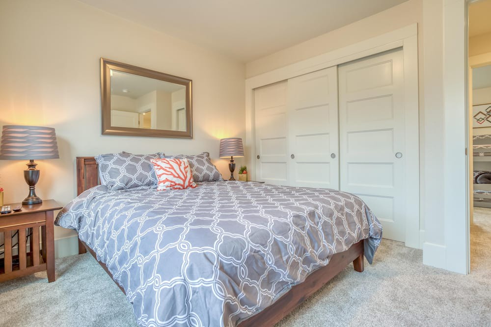 Photo of Bedroom in Netarts