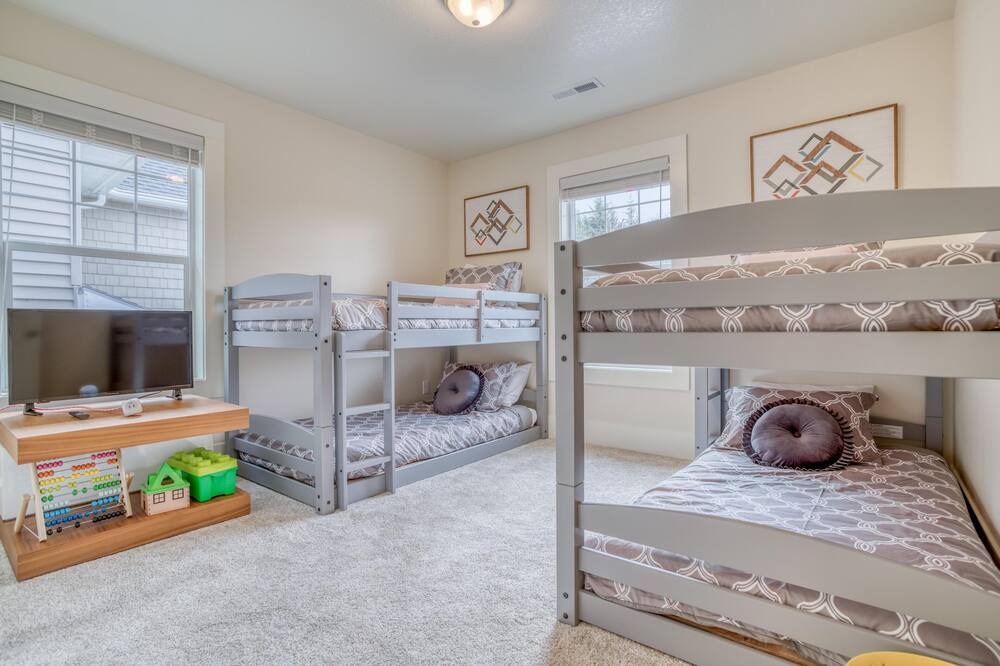 Photo of Bedroom in Netarts