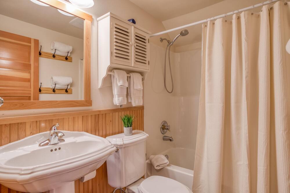 Photo of Bathroom in Shorepine Village