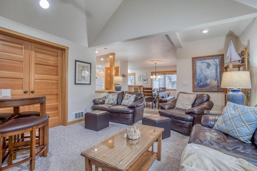 Photo of Livingroom in Shorepine Village
