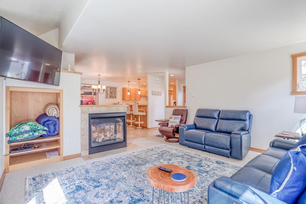 Photo of Livingroom in Shorepine Village