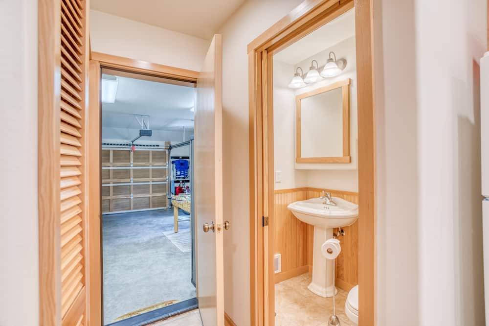 Photo of Bathroom in Shorepine Village