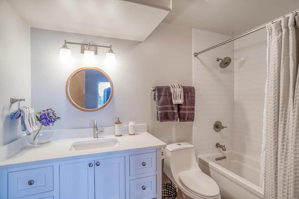 Photo of Bathroom in Neskowin