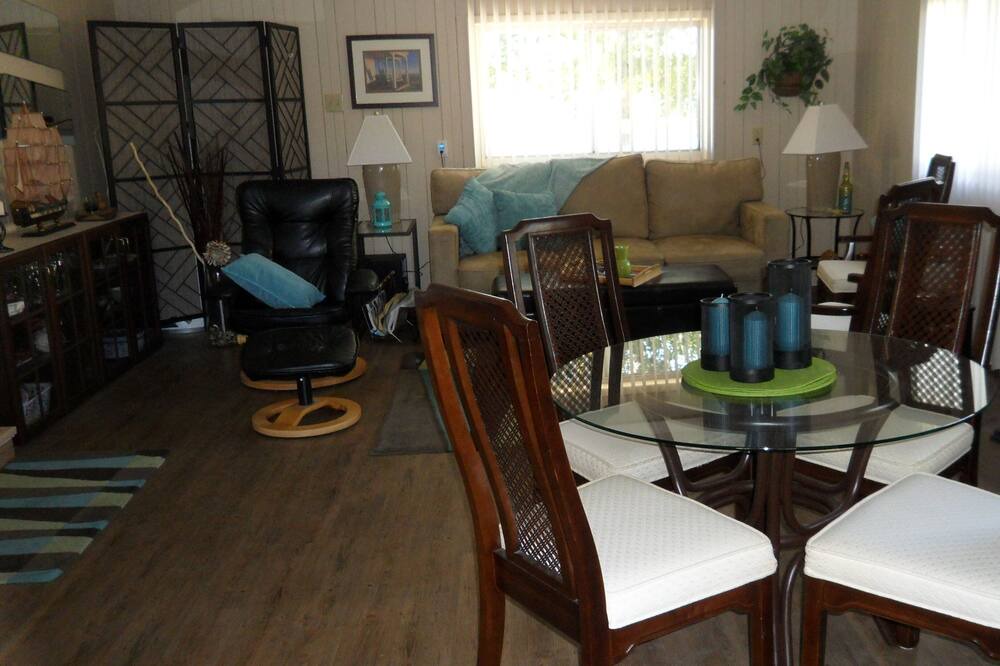 Photo of Livingroom in Addison