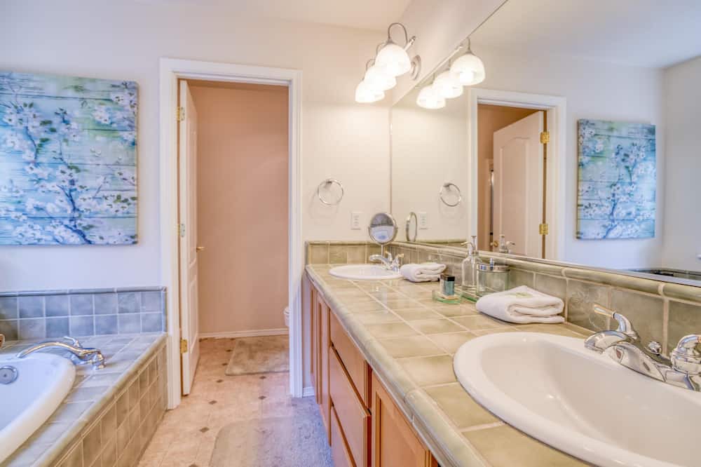 Photo of Bathroom in Westbrook Meadows