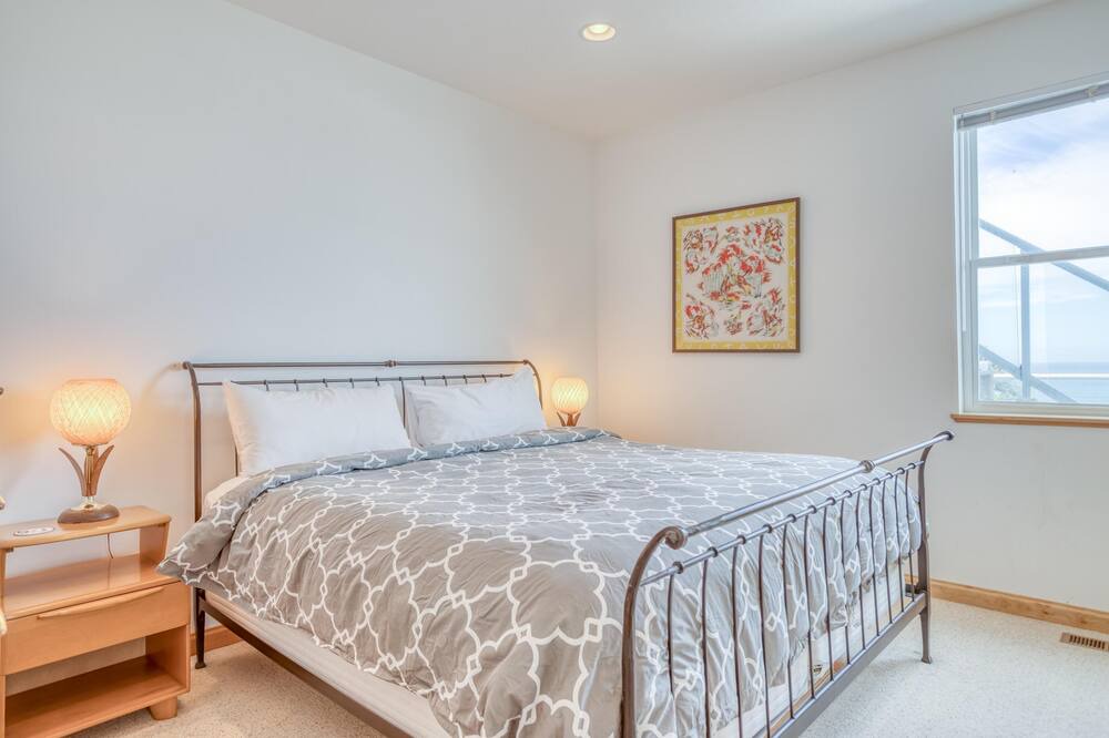 Photo of Bedroom in Lincoln City