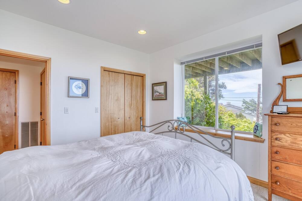 Photo of Bedroom in Lincoln City