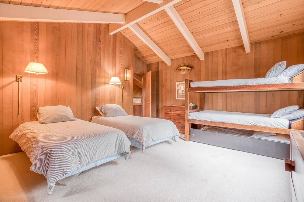 Photo of Bedroom in Overlook Park