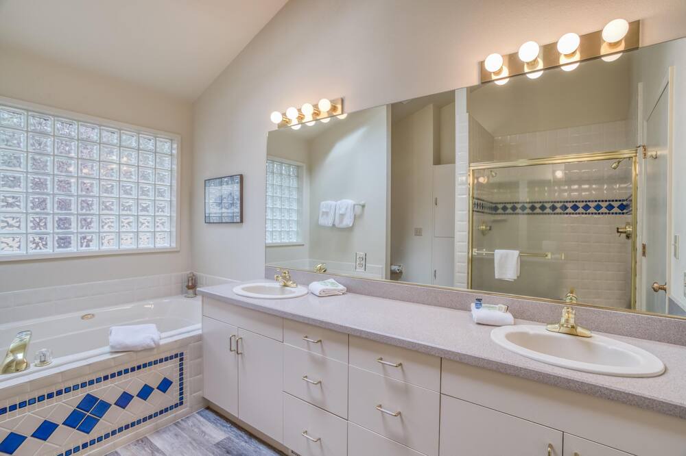 Photo of Bathroom in Overlook Park