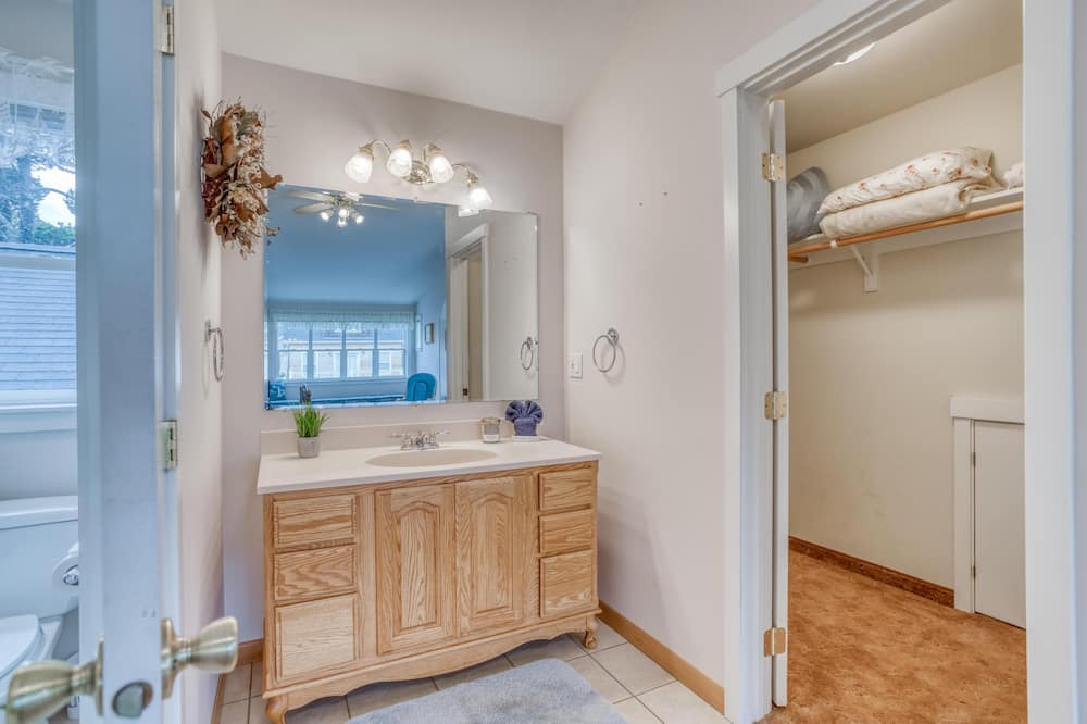 Photo of Bathroom in Lincoln Beach