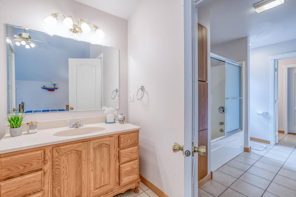 Photo of Bathroom in Lincoln Beach