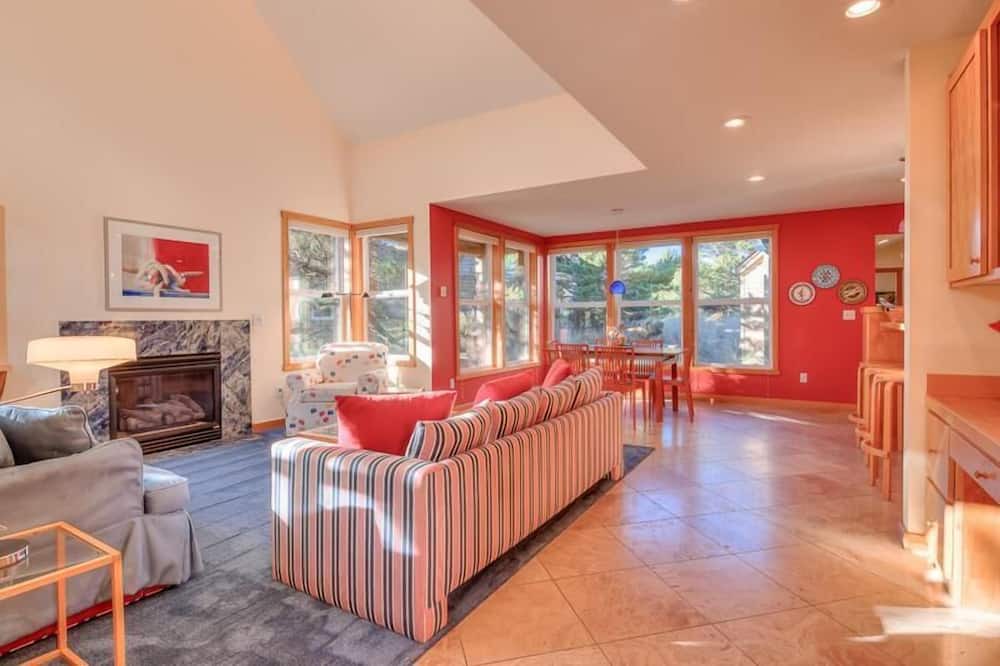 Photo of Livingroom in Shorepine Village