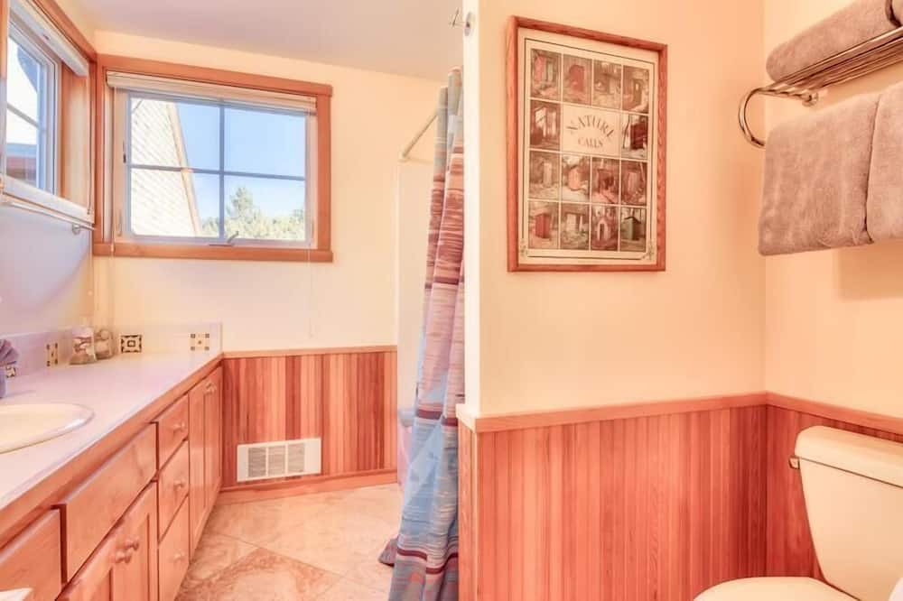 Photo of Bathroom in Shorepine Village