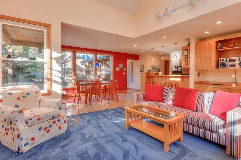 Photo of Livingroom in Shorepine Village