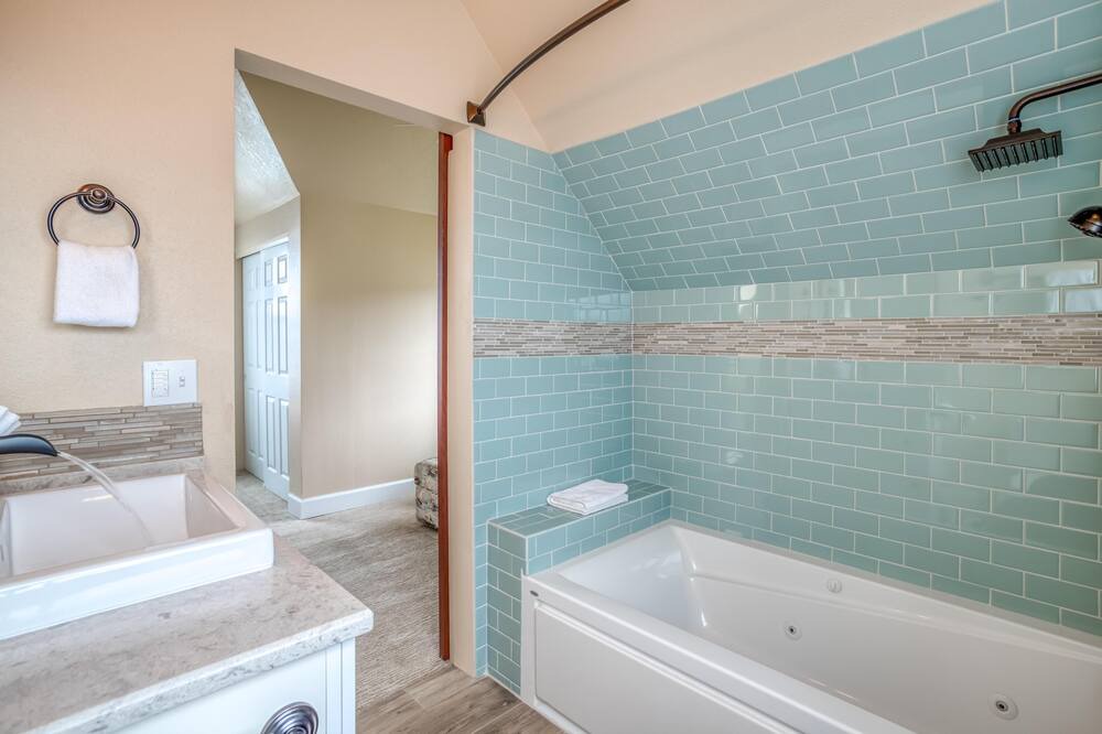 Photo of Bathroom in Nelscott