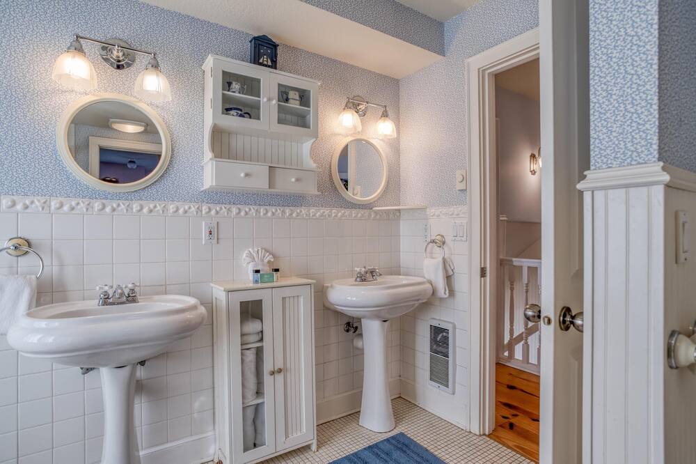 Photo of Bathroom in Roads End