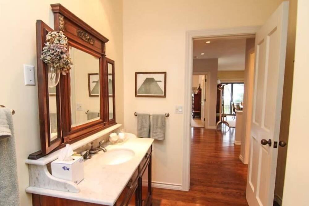 Photo of Bathroom in Neskowin