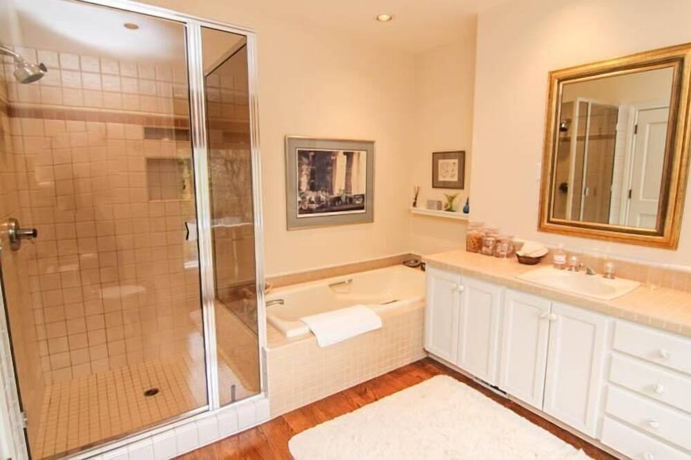 Photo of Bathroom in Neskowin