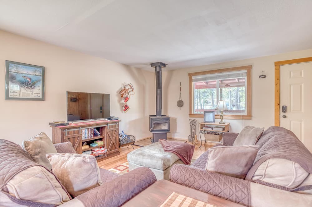 Photo of Livingroom in Oregon Water Wonderland