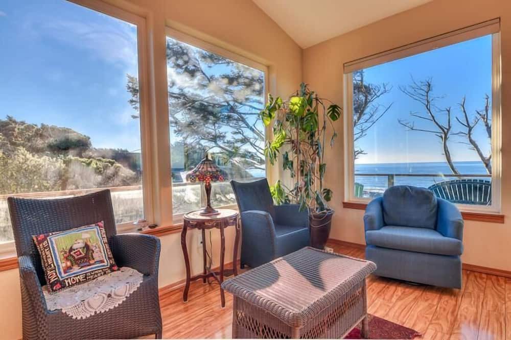Photo of Livingroom in Seal Rock