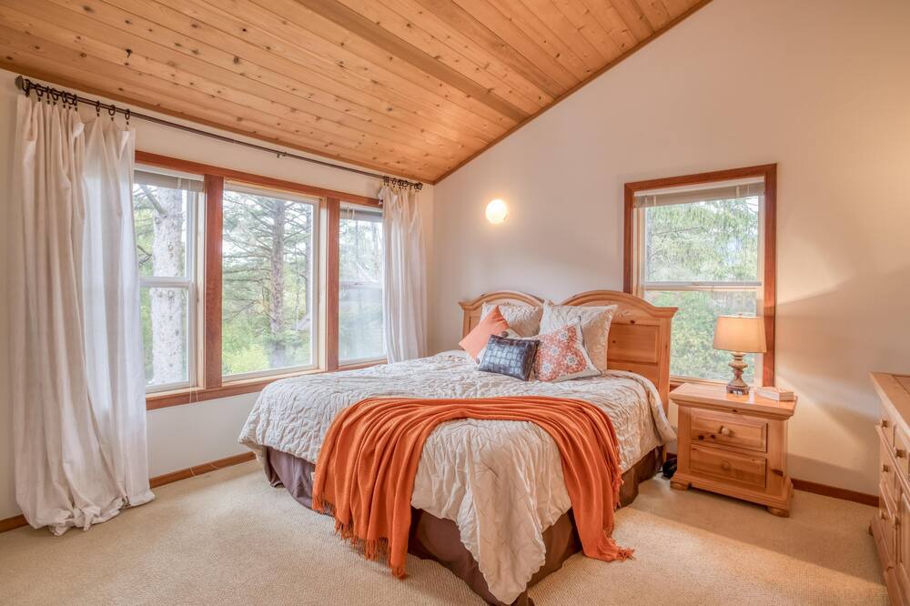 Photo of Bedroom in Manzanita