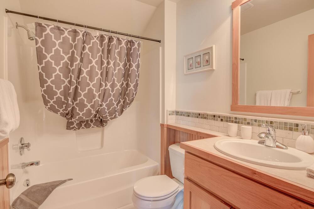 Photo of Bathroom in Shorepine Village