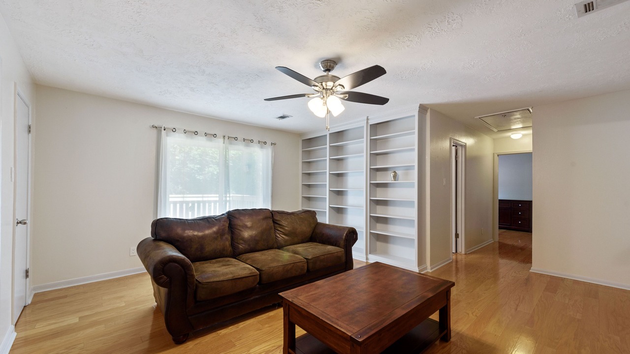Photo of Livingroom in Grogan's Mill