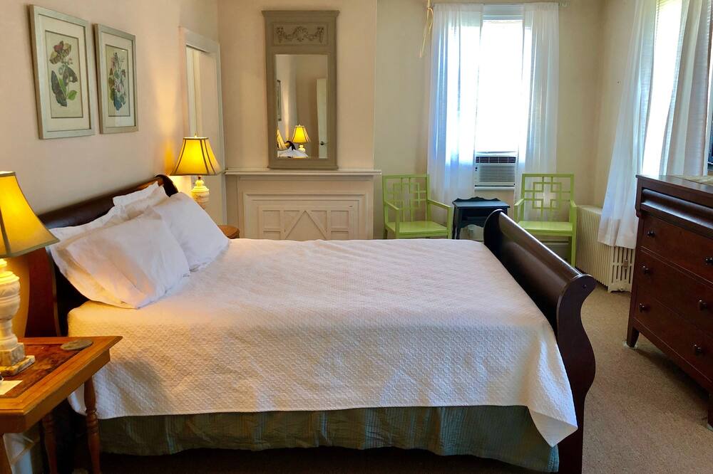 Photo of Bedroom in Lansing