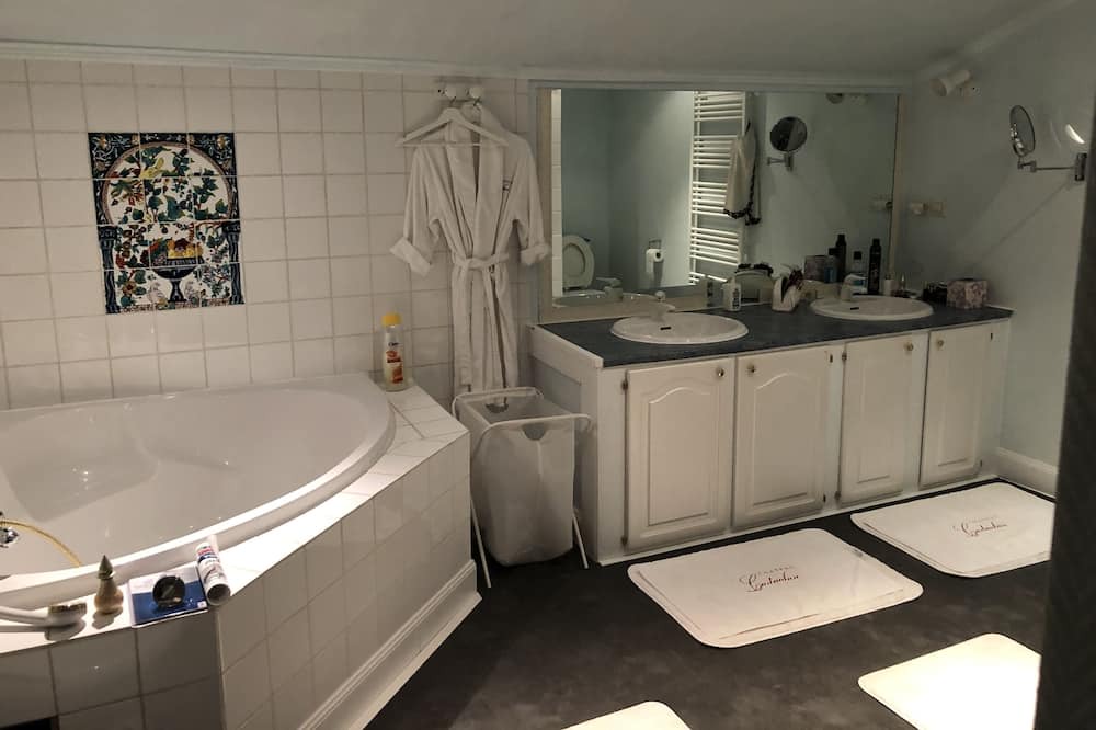 Photo of Bathroom in Saint-Pey-de-Castets