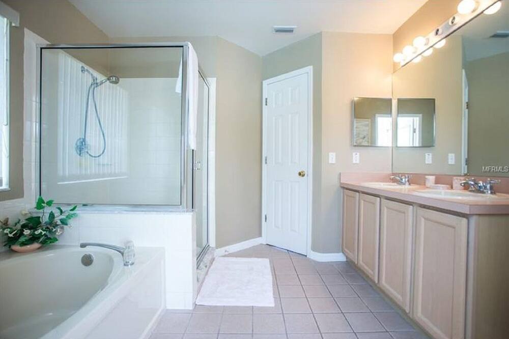 Photo of Bathroom in Bridgewater Crossing