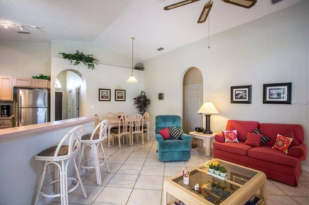 Photo of Livingroom in Bridgewater Crossing