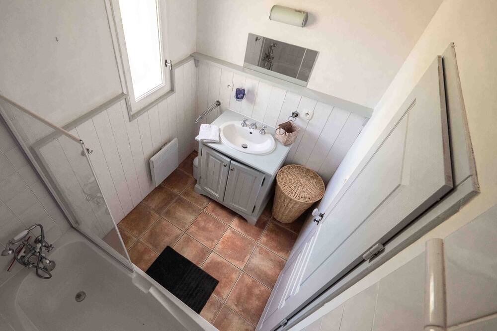 Photo of Bathroom in Durban-Corbieres
