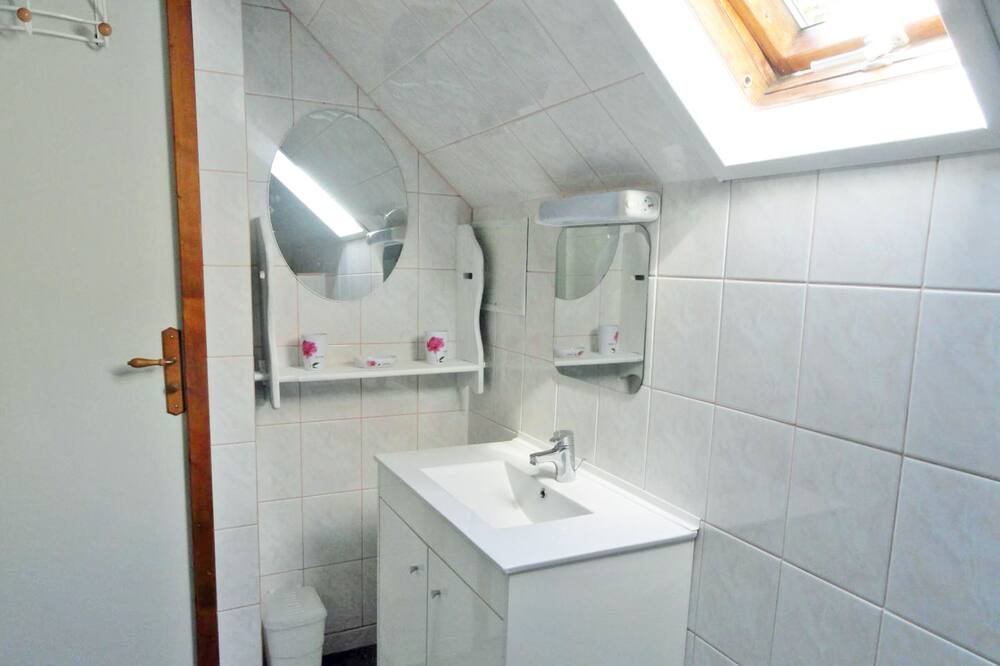Photo of Bathroom in Saint-Sauveur-d'Emalleville