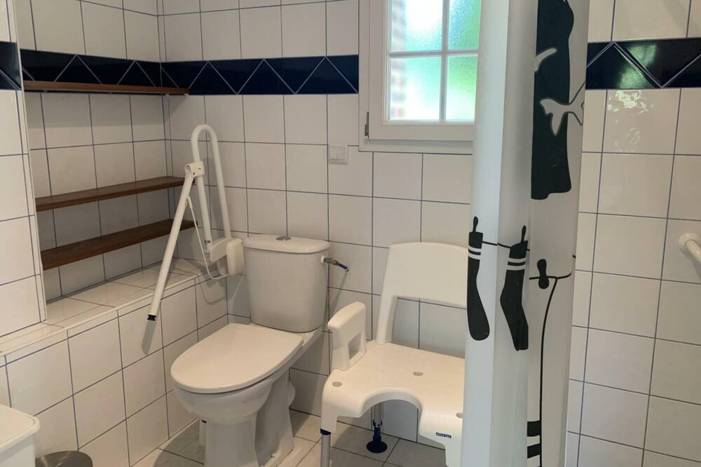 Photo of Bathroom in Saint-Vaast-Dieppedalle