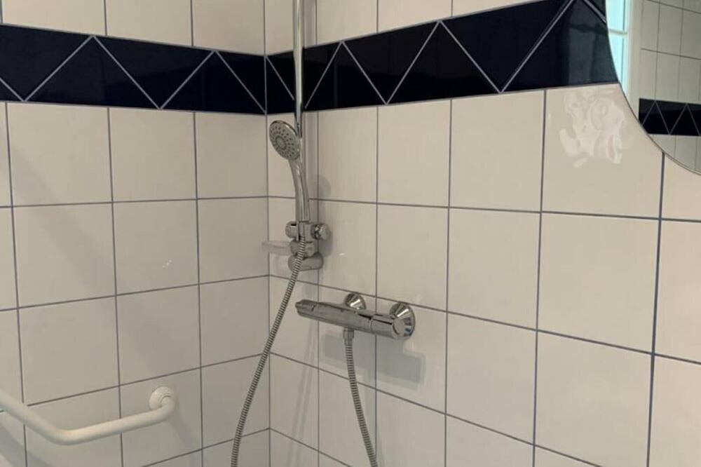 Photo of Bathroom in Saint-Vaast-Dieppedalle