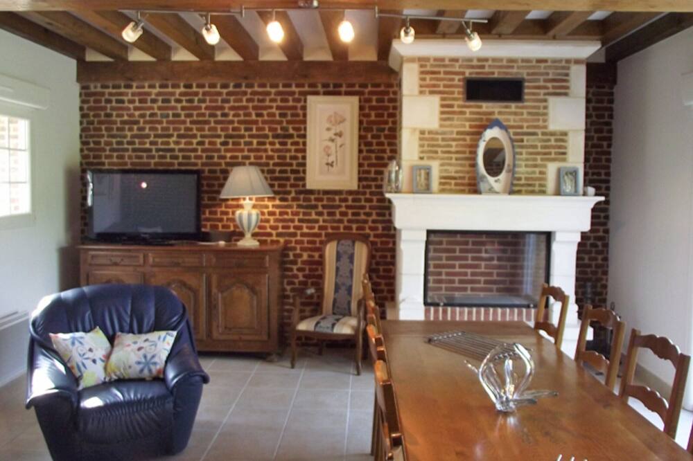 Photo of Livingroom in Saint-Vaast-Dieppedalle