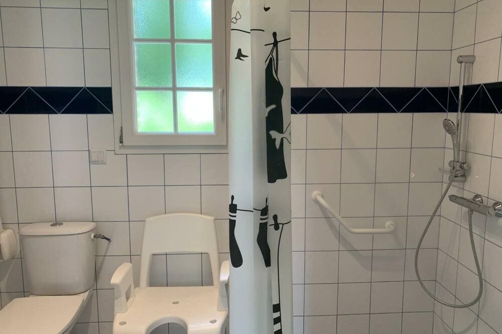 Photo of Bathroom in Saint-Vaast-Dieppedalle