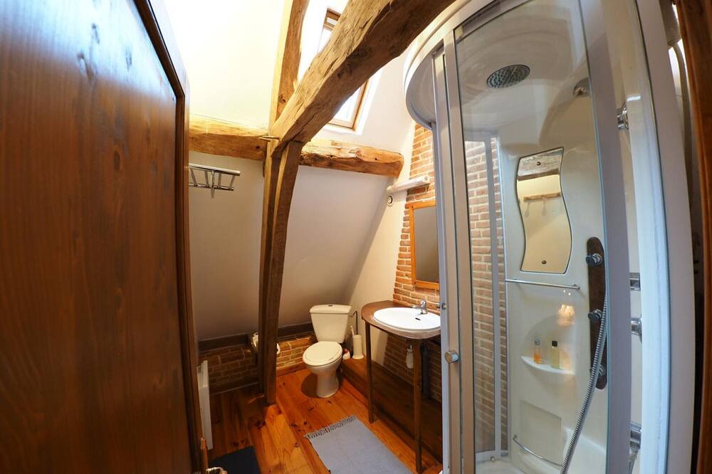 Photo of Bathroom in Campneuseville