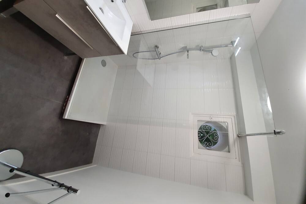 Photo of Bathroom in Escoussens