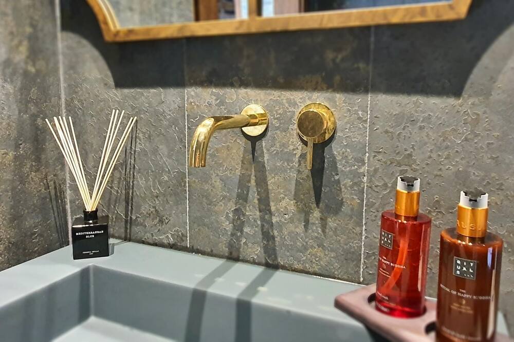 Photo of Bathroom in Banaston