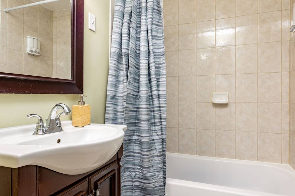 Photo of Bathroom in Bluemont