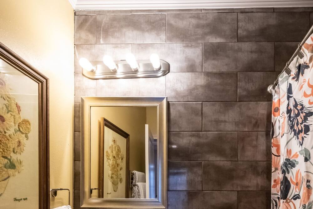 Photo of Bathroom in Junius Heights
