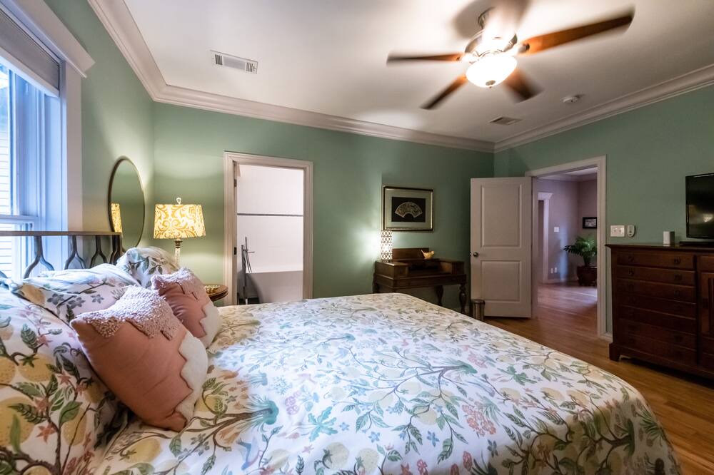 Photo of Bathroom in Junius Heights