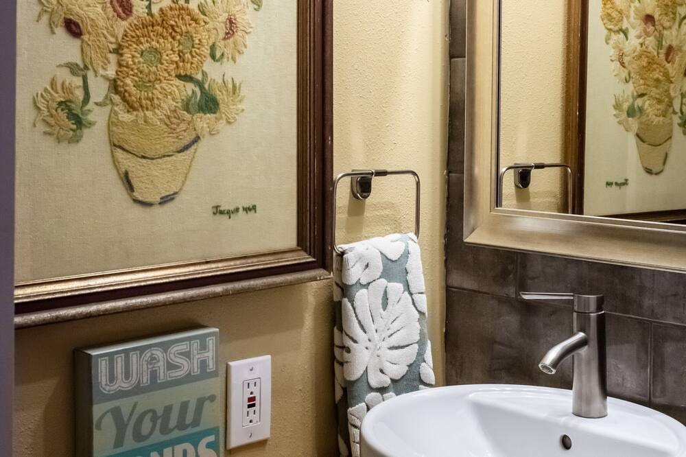 Photo of Bathroom in Junius Heights