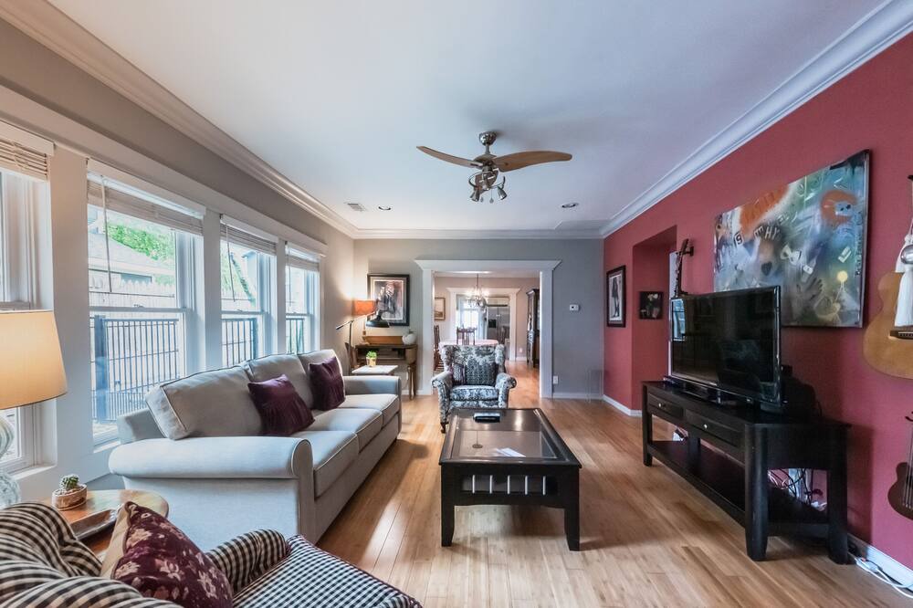 Photo of Livingroom in Junius Heights