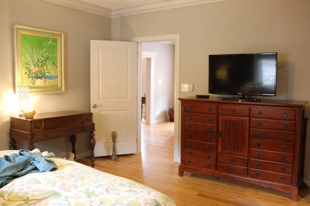 Photo of Bedroom in Junius Heights