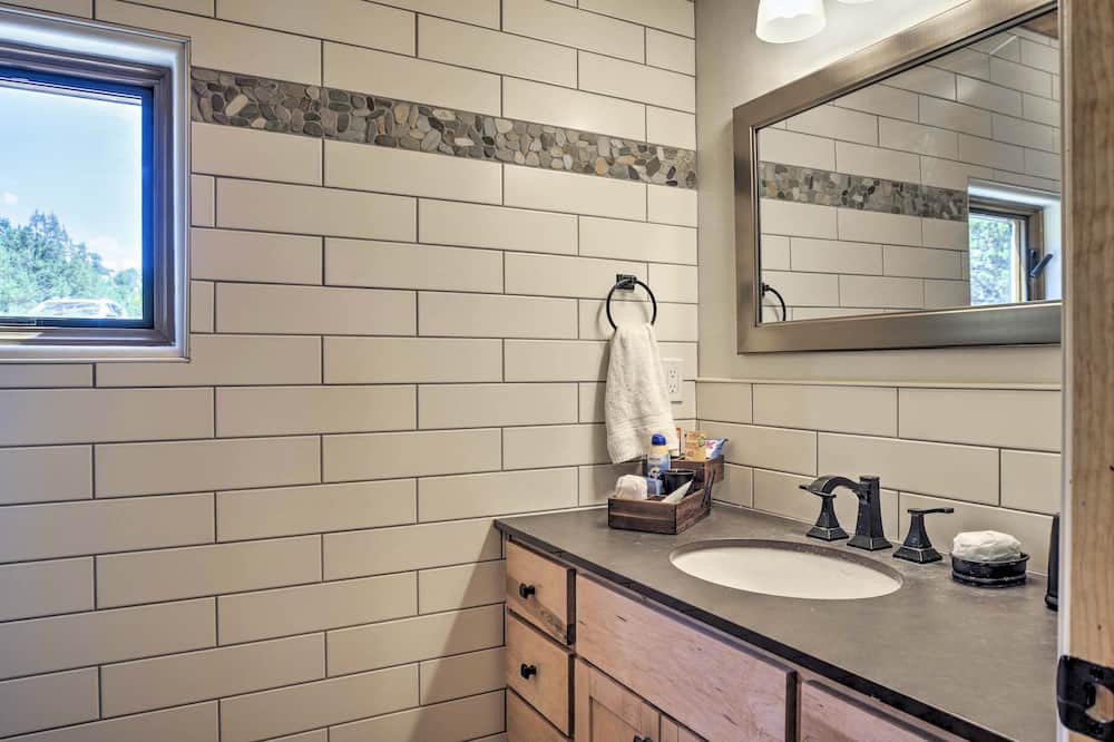 Photo of Bathroom in Canoncito