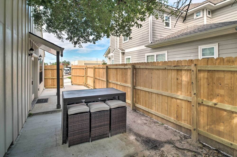Photo of Outdoor in College Hills Estates