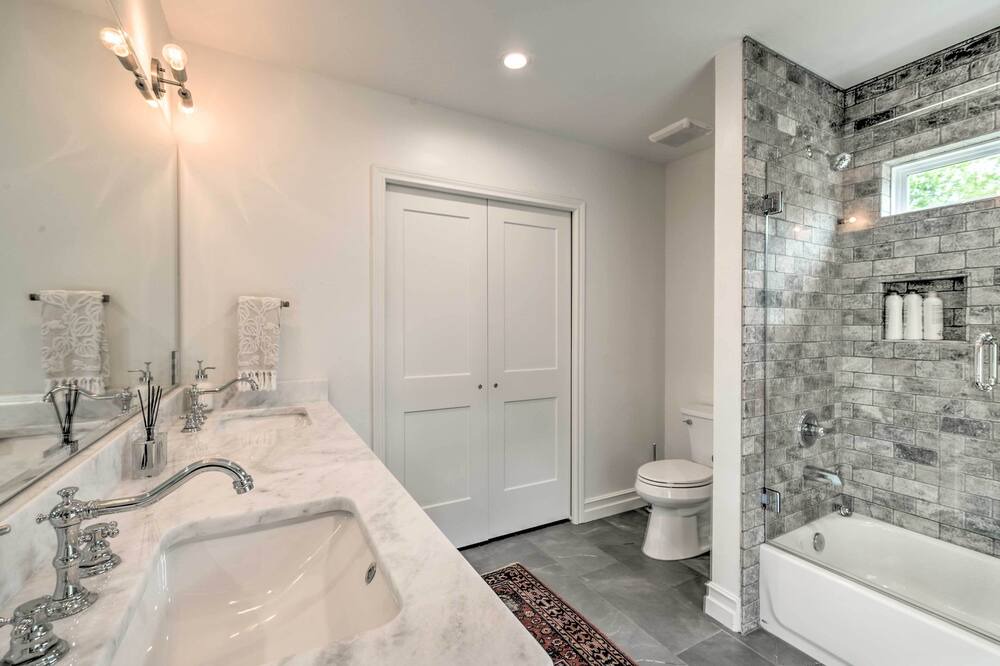 Photo of Bathroom in College Hills Estates