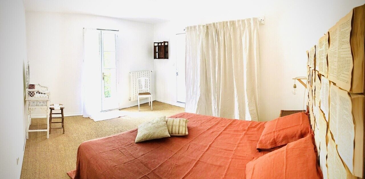 Photo of Others in Tavel